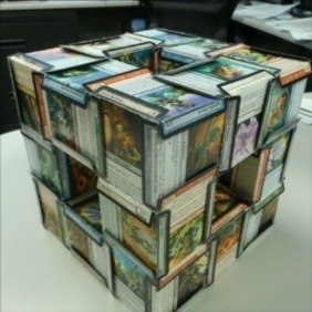 Cubo feito de cartas de Magic